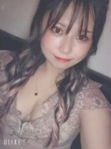 エマブログ わかりにくいけど髪色ピンクのインナーいれてる🩷